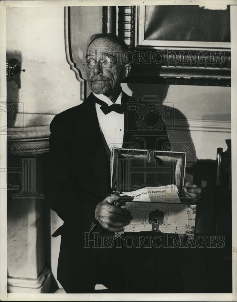 1931 Press Photo Dr, Checalier Jackson holding a box