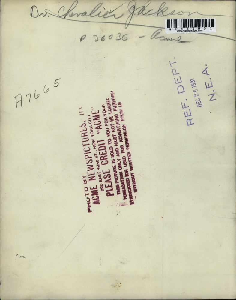 1931 Press Photo Dr, Checalier Jackson holding a box