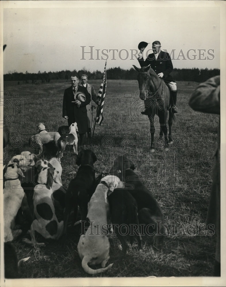 Load image into Gallery viewer, 1932 Press Photo Fairfax Va Rev. Michael Donovan and Smith Bowman Master of the
