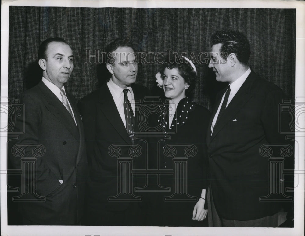 1954 Press Photo James Fassett music commentator on CBS Radio"s sunday afternoon