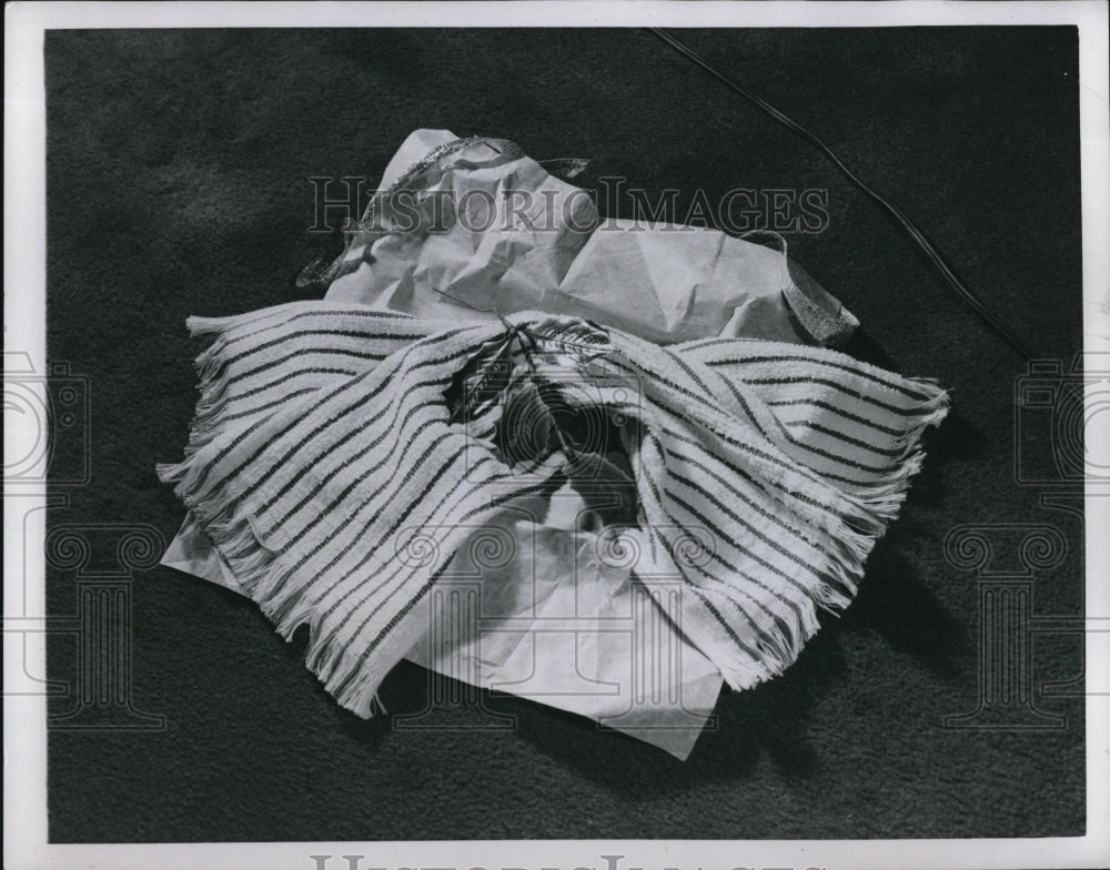 1951 Press Photo Finger Tip Towells