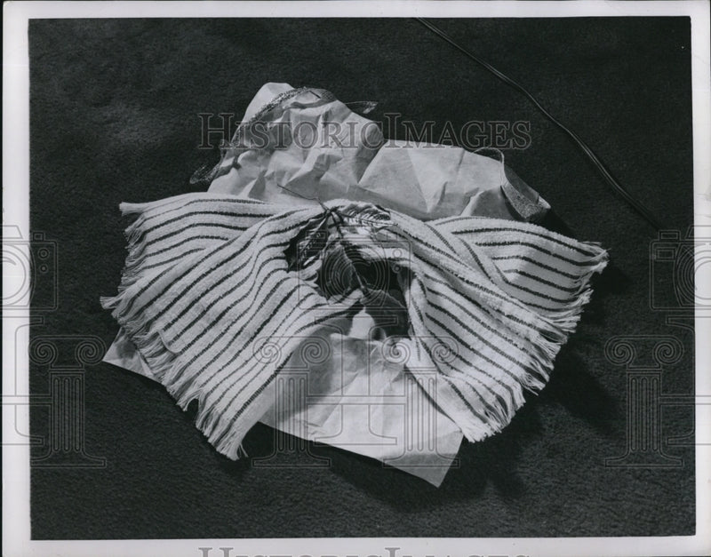 Load image into Gallery viewer, 1951 Press Photo Finger Tip Towells
