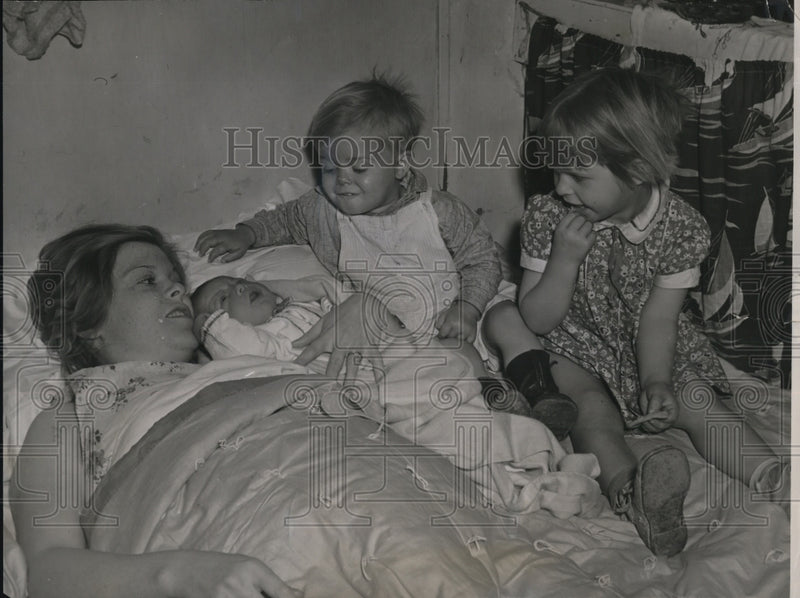 Load image into Gallery viewer, 1939 Press Photo Mr and Mrs J.T Miles, who lived in trailer home
