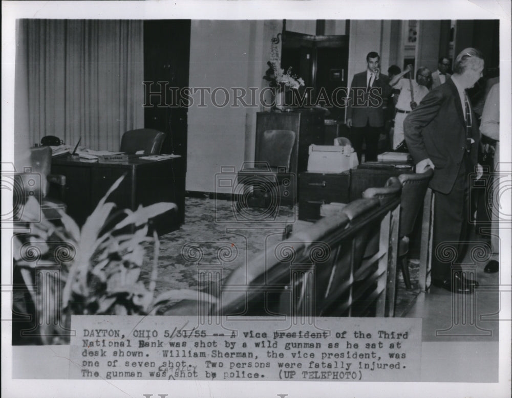 1955 Press Photo Dayton Ohio Vice President Of Bank Shot William Sherman Police