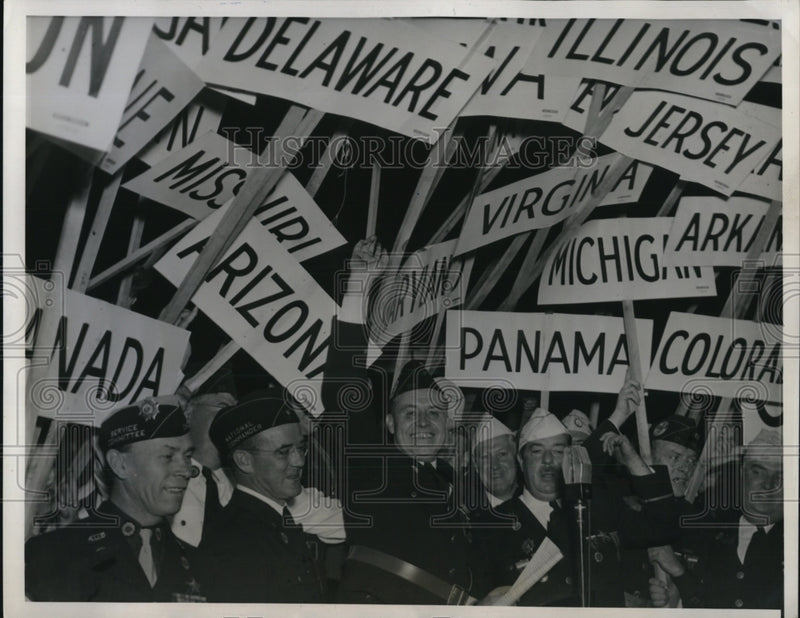 Load image into Gallery viewer, 1939 Press Photo Raymond J. Kelly waving to delegates
