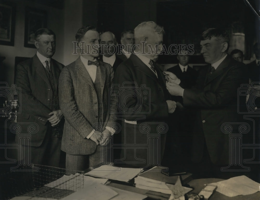 1923 Press Photo General Lejeune awarded Chas Hamilton