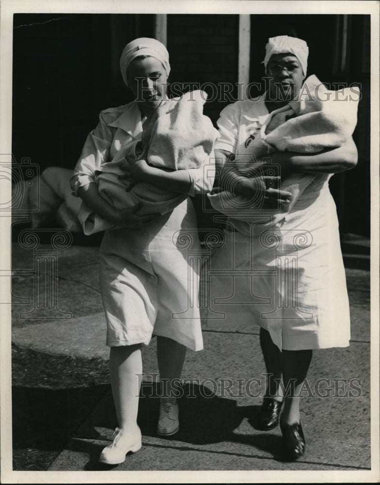 1948 Press Photo Nurses carrying babies at St. Ann's Hospital