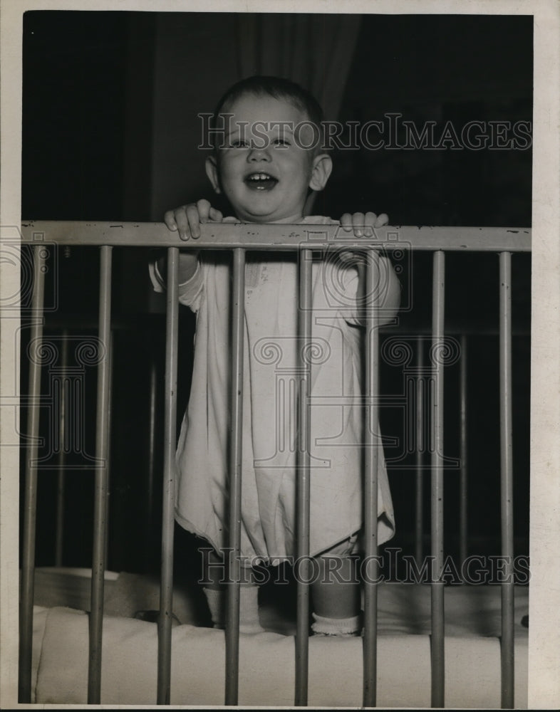 1946 Press Photo Baby in crib at Deaeoners Hospital