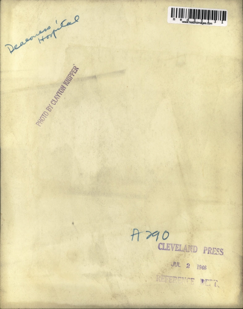 1946 Press Photo Baby in crib at Deaeoners Hospital