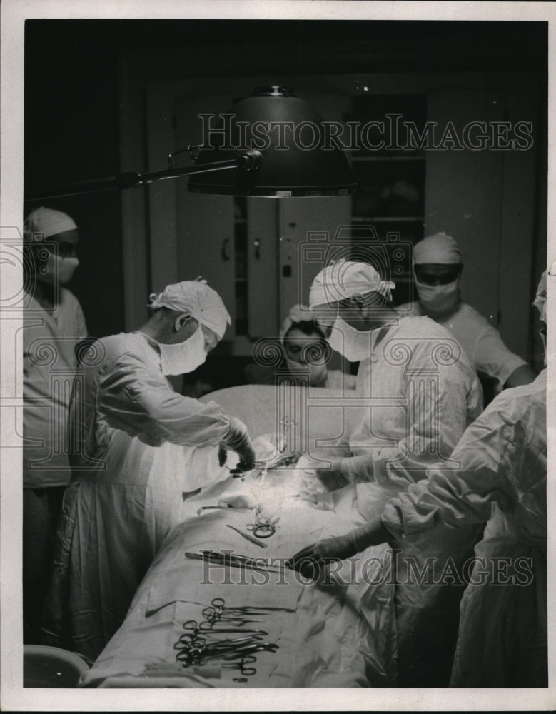 1947 Press Photo Operating Room scene