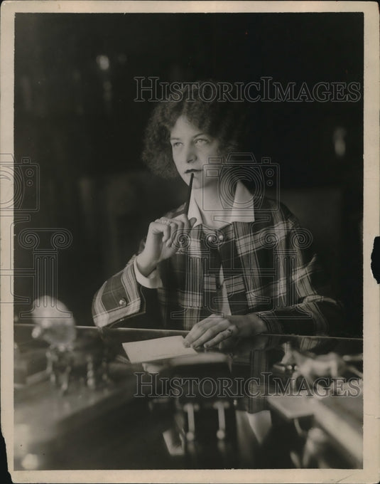 1924 Press Photo Emily Smith at her writes letters