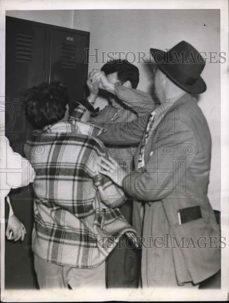 1948 Press Photo Chicago Joseph Zaffini gets revenge in Summerdale Police Statio