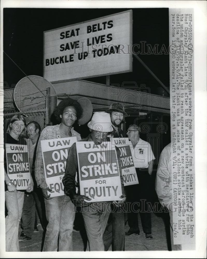 1973 Press Photo Detroit Auto workers from Chrysler form a picket line at the