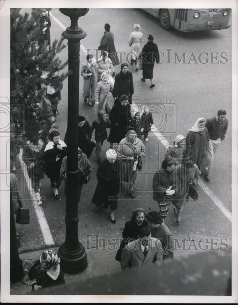 Load image into Gallery viewer, 1957 Press Photo Early Christmas Shoppers crossing Ontario at Euclid
