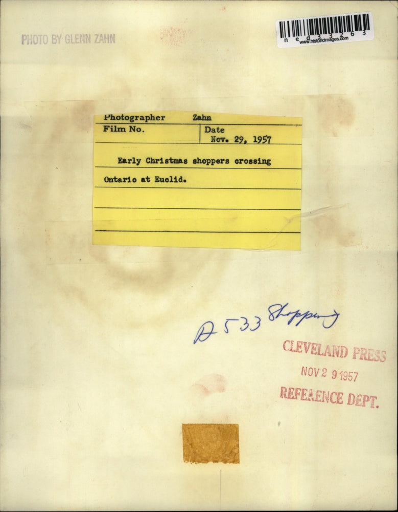 1957 Press Photo Early Christmas Shoppers crossing Ontario at Euclid