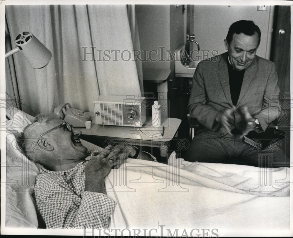 1963 Press Photo Rev Carl E Ericson visits Elder Wayne McAfee recovering from