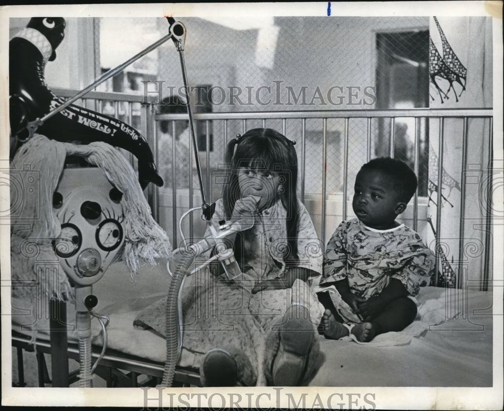 1970 Press Photo Palo ALto Ca 6 yr old Heide Birtle shows Tyrone Davis that he