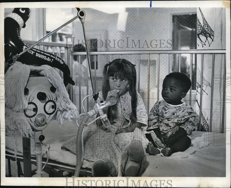 Load image into Gallery viewer, 1970 Press Photo Palo ALto Ca 6 yr old Heide Birtle shows Tyrone Davis that he
