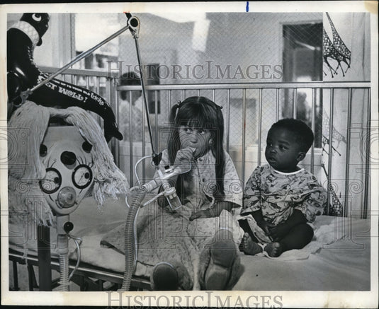 1970 Press Photo Palo ALto Ca 6 yr old Heide Birtle shows Tyrone Davis that he