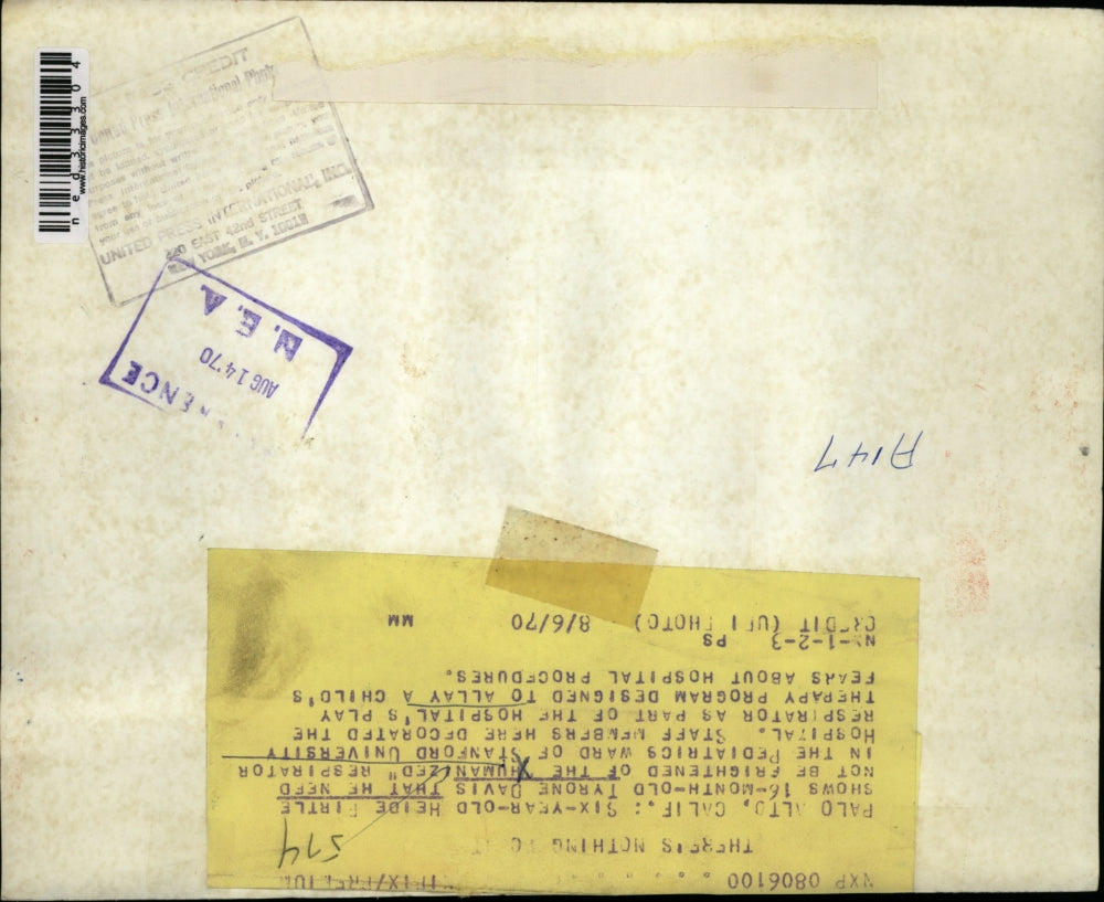 1970 Press Photo Palo ALto Ca 6 yr old Heide Birtle shows Tyrone Davis that he