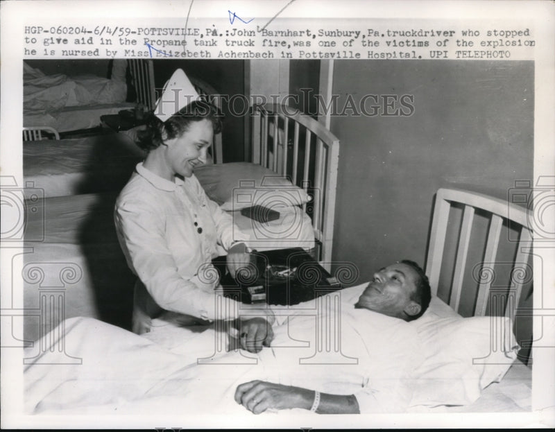 Load image into Gallery viewer, 1959 Press Photo Pottsville Pa John Barnhart , truckdriver who stopped to give
