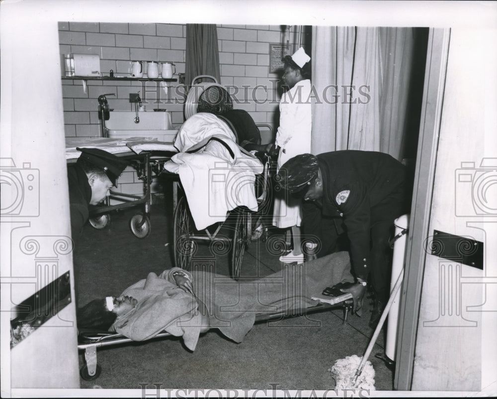 1958 Press Photo Chicago 2 of the persons injured when an explosion ripped