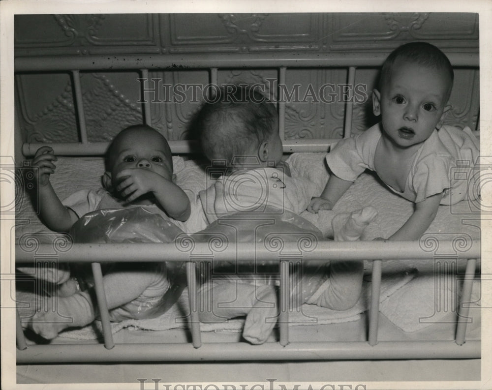 1946 Press Photo Saint Ann's Hospital Children Laying Down.