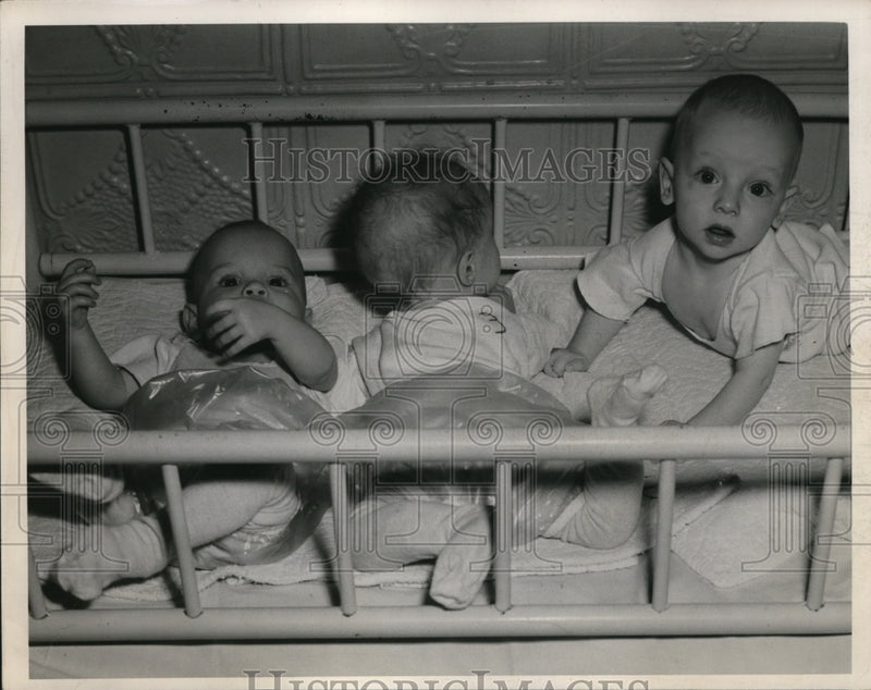 Load image into Gallery viewer, 1946 Press Photo Saint Ann's Hospital Children Laying Down.
