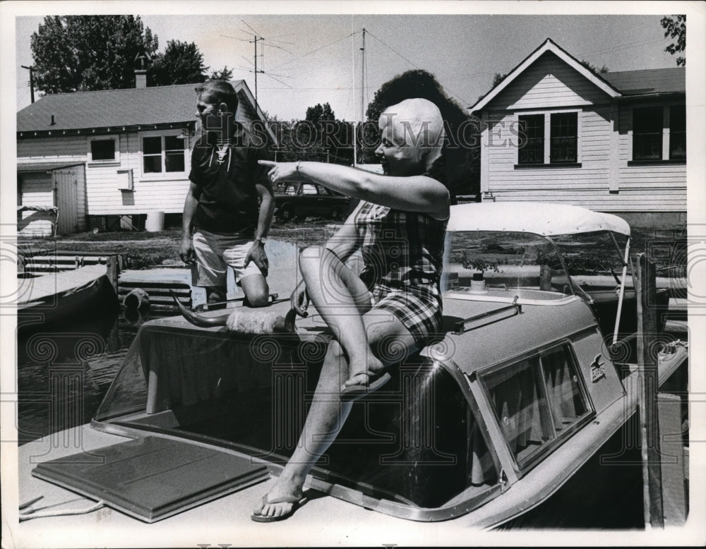 1966 Press Photo Don Richards Family Sitting On Boat