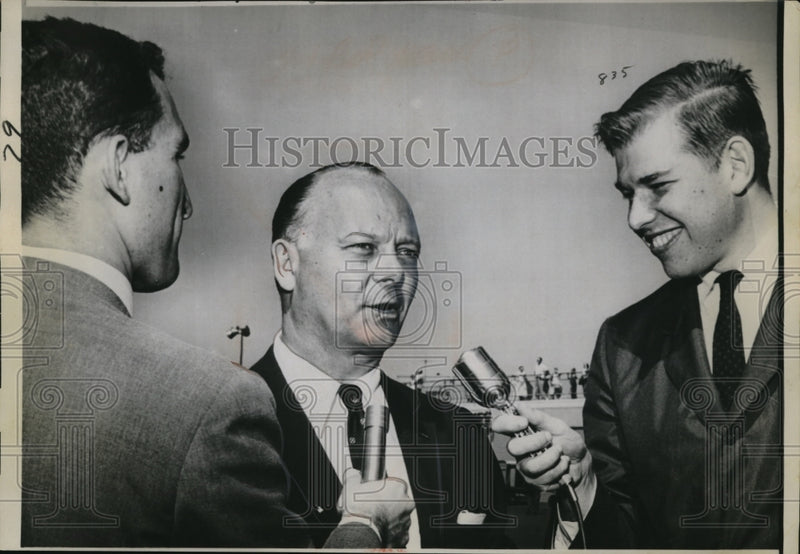 Load image into Gallery viewer, 1960 Press Photo Fred Seaton speaking to news press
