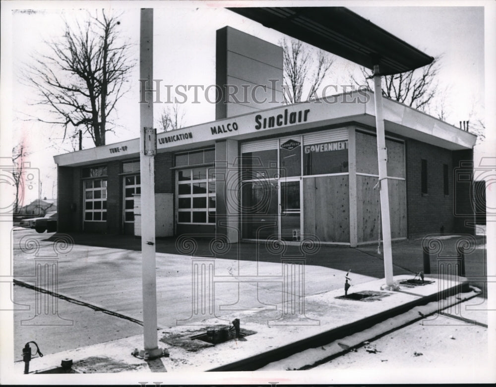 1969 Press Photo Closed down auto-shop, Sinclair's