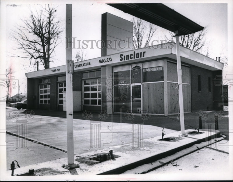 Load image into Gallery viewer, 1969 Press Photo Closed down auto-shop, Sinclair's
