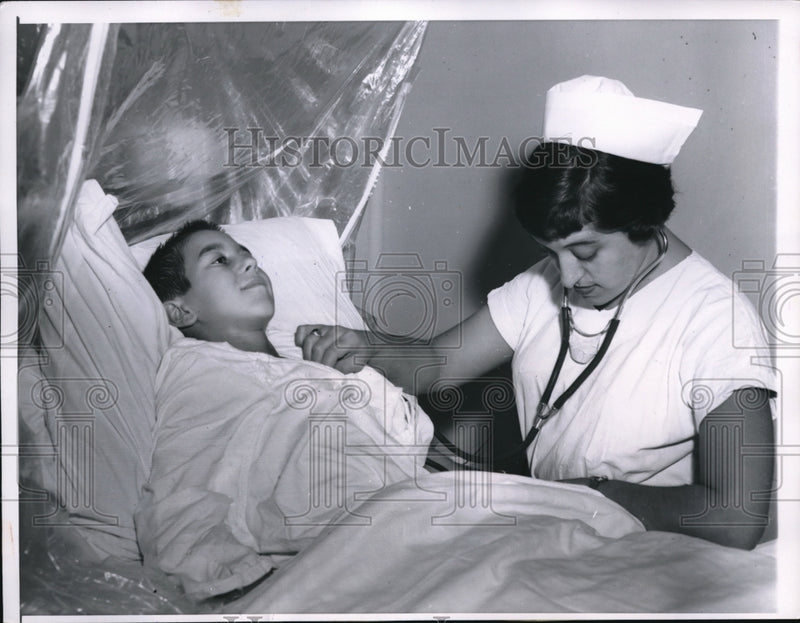 Load image into Gallery viewer, 1958 Press Photo Jimmy Prindle with Jean Ricardi after rare heart operation
