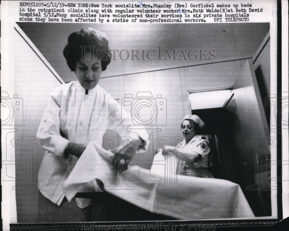 1959 Press Photo S. Eve Garfinkel & Ruth Waldo make beds at Beth David hospital