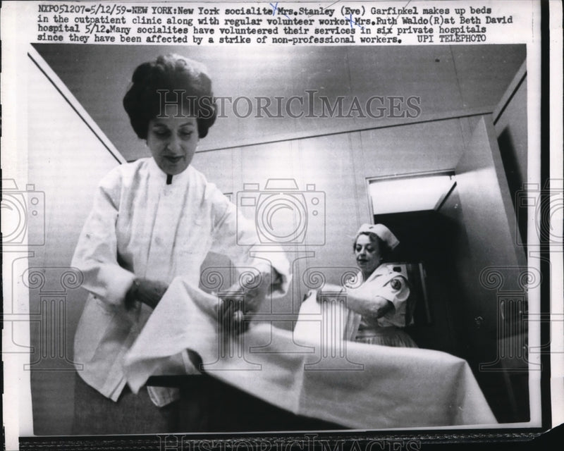 Load image into Gallery viewer, 1959 Press Photo S. Eve Garfinkel &amp; Ruth Waldo make beds at Beth David hospital
