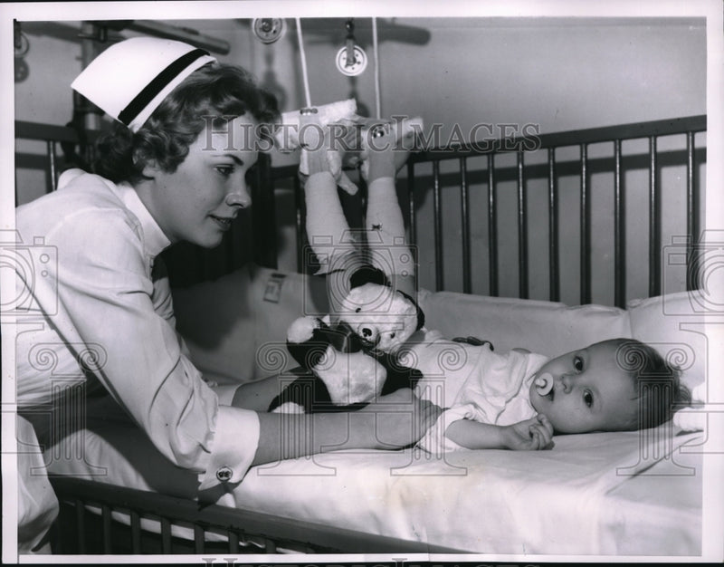 Load image into Gallery viewer, 1957 Press Photo Peter Makrinski with broken leg with nurse Shirley Samelson
