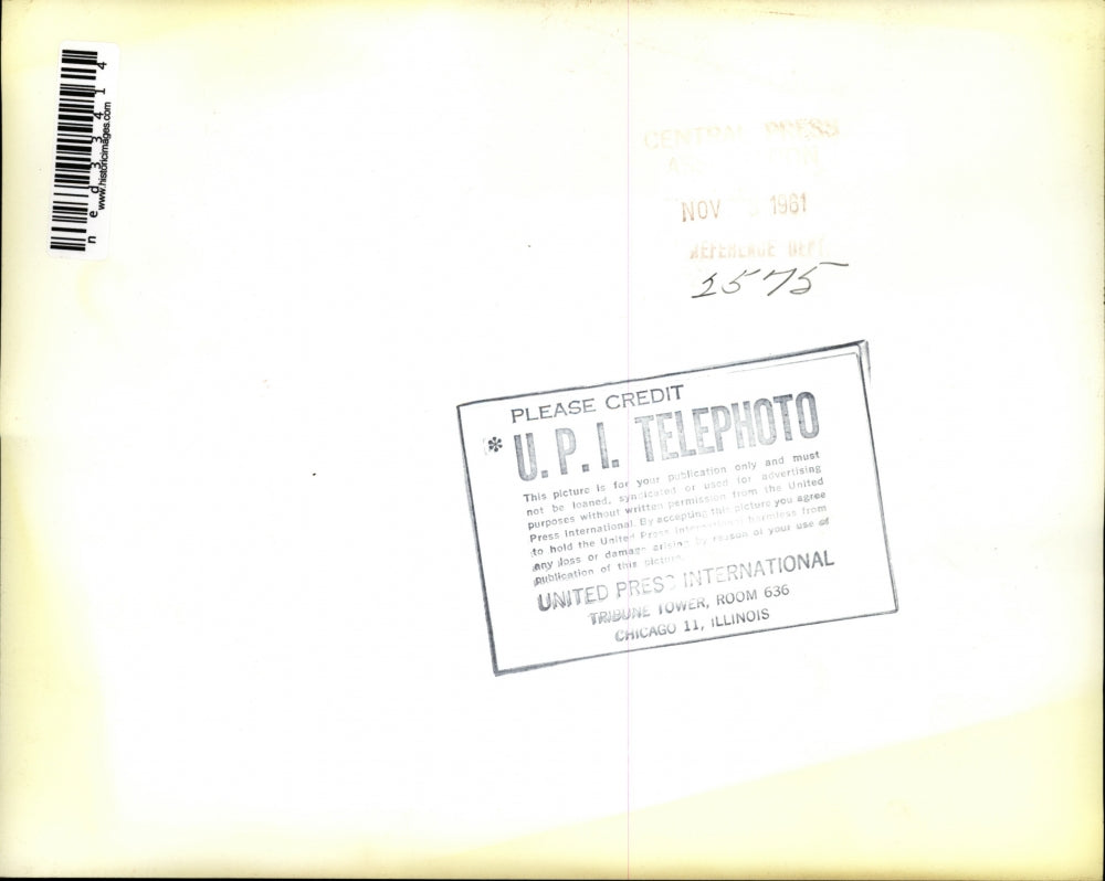 1961 Press Photo Policeman fires on group of students in Guayaquil, Ecuador