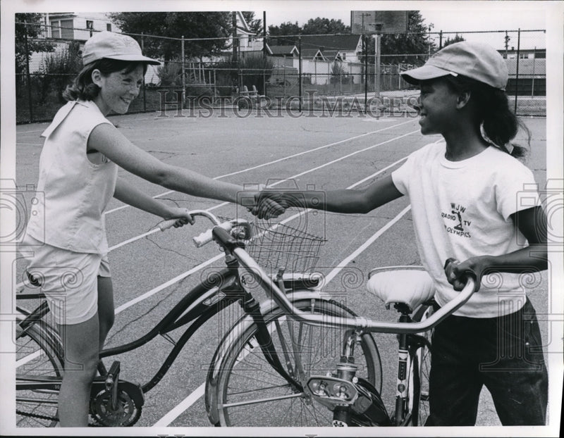 Load image into Gallery viewer, 1965 Press Photo Barbara Kelly And Diane Hayes Shake Hands At Tournament

