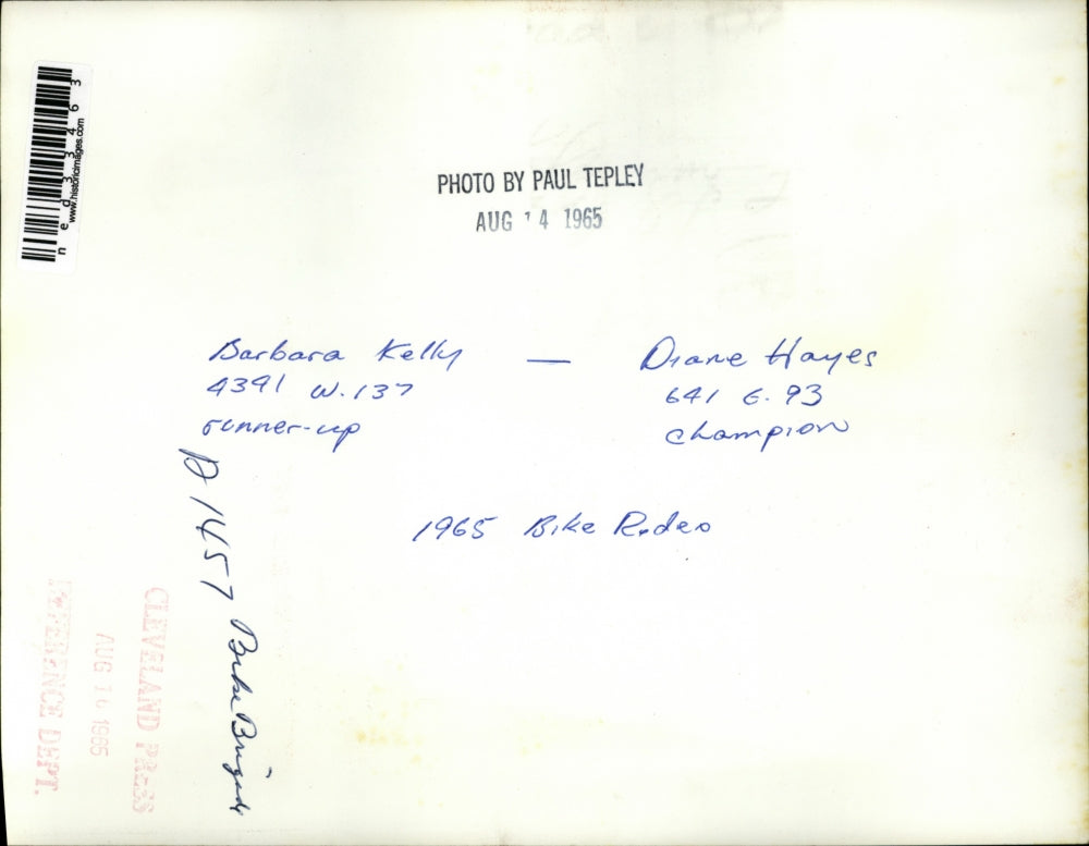 1965 Press Photo Barbara Kelly And Diane Hayes Shake Hands At Tournament