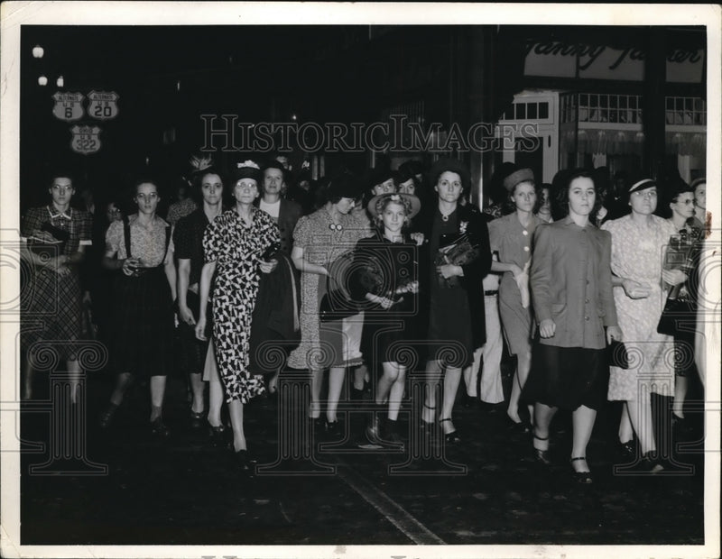 Load image into Gallery viewer, 1940 Press Photo Crowd Of Shoppers Downtown
