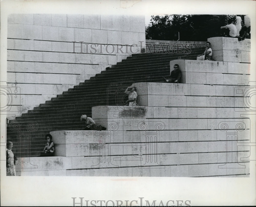 1963 Press Photo People cooling off in Paris by relaxing on giant stairway
