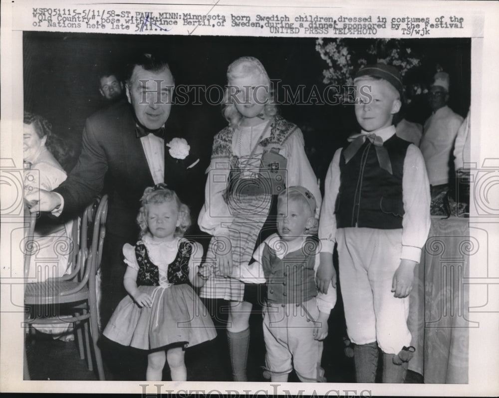 1958 Press Photo Minnesota born Swedish kids pose with Prince Bertil of Sweden