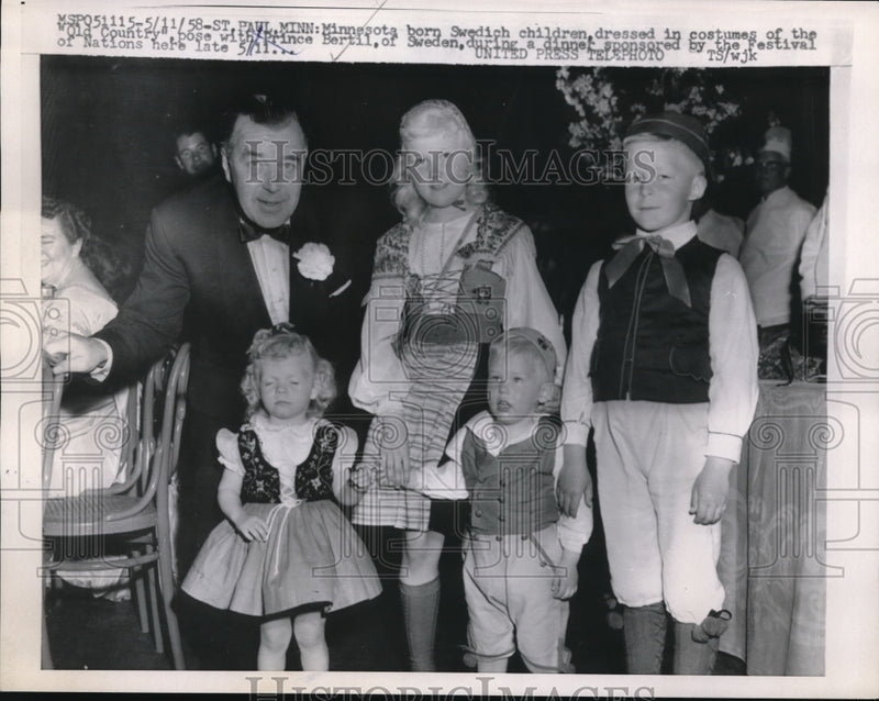Load image into Gallery viewer, 1958 Press Photo Minnesota born Swedish kids pose with Prince Bertil of Sweden
