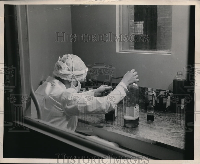 Load image into Gallery viewer, 1949 Press Photo Red Cross Technician Converts Blood Into Plasma
