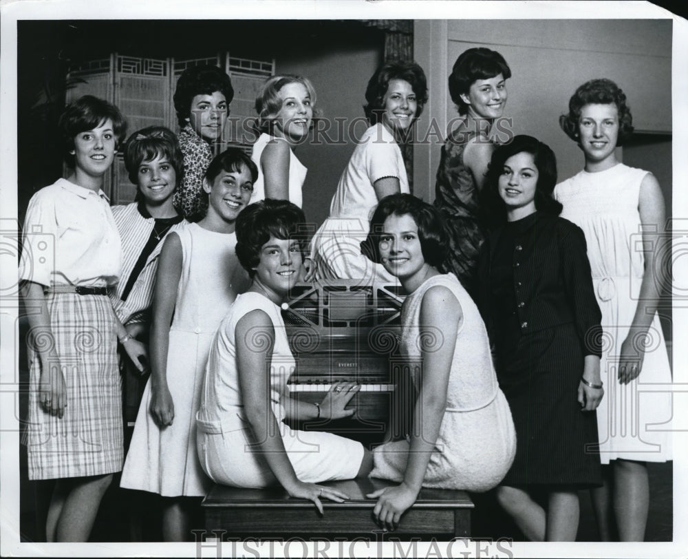 1963 Press Photo Fairvier Park westgate Shopping Center's Teen Boards at Piano