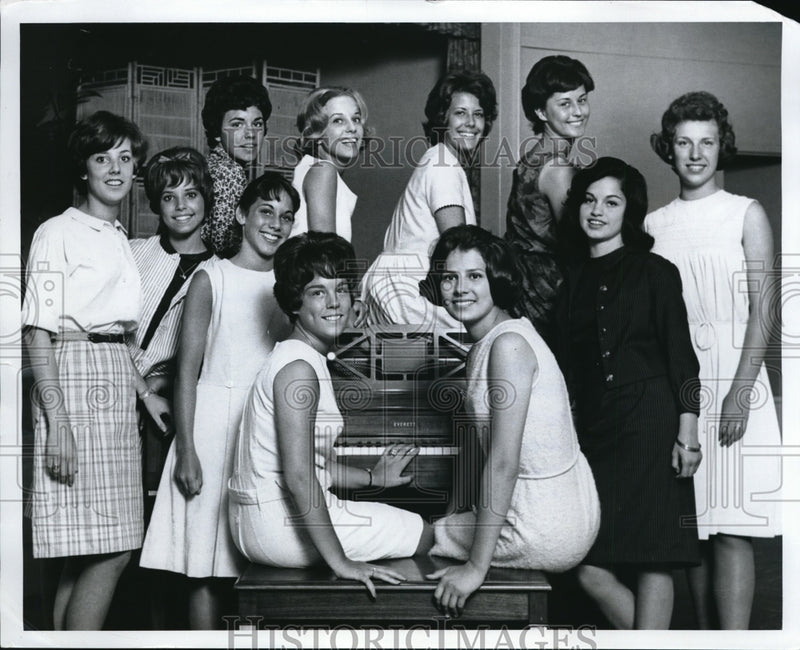 Load image into Gallery viewer, 1963 Press Photo Fairvier Park westgate Shopping Center's Teen Boards at Piano
