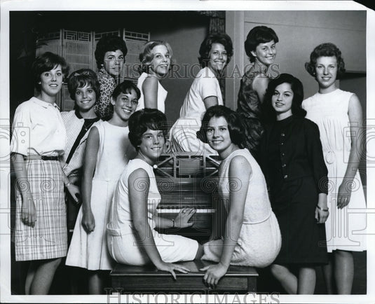 1963 Press Photo Fairvier Park westgate Shopping Center's Teen Boards at Piano