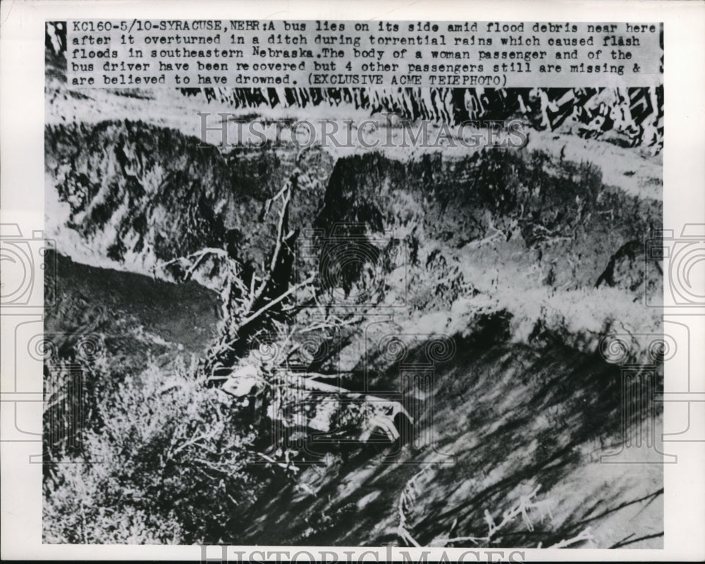 1959 Press Photo Bus lies on its amid flood debris in southestern Nebraska