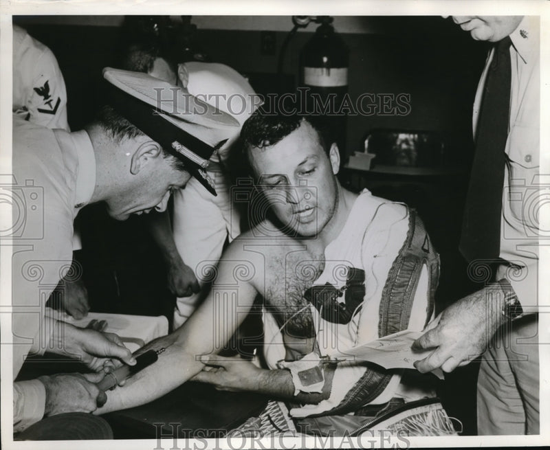 Load image into Gallery viewer, 1959 Press Photo R.H. Tabor receiving medical tests at U.S. Naval Air Station

