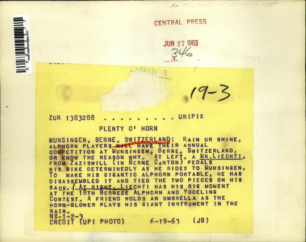 1963 Press Photo Mr. Liechti with his Alphorn in Switzerland